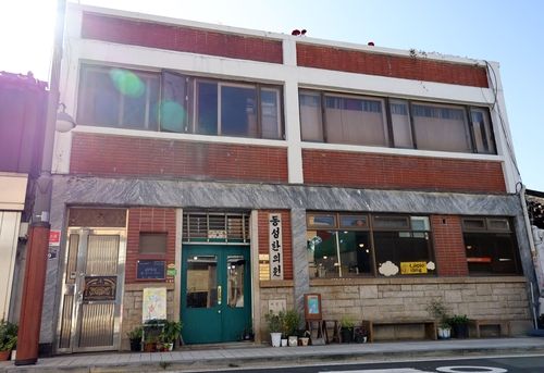 '나비날다 책방'이 세든 옛 동성한의원 건물