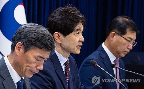 박성훈 차관(가운데)