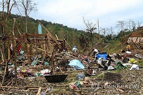 폭탄 투하로 폐허가 된 미얀마 난민촌