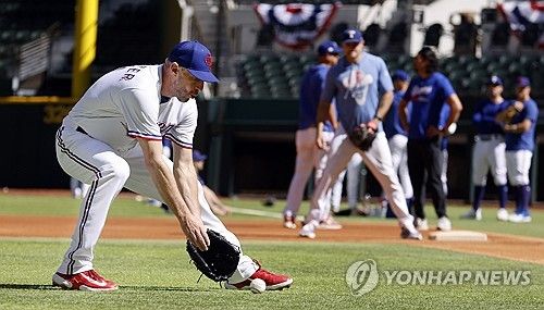 수비 훈련하는 텍사스 우완 투수 셔저 