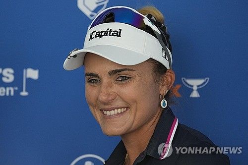 인터뷰하는 톰프슨