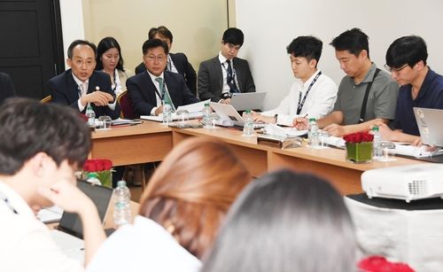 IMF·WB 연차총회 현장에서 기자간담회하는 추경호 부총리 