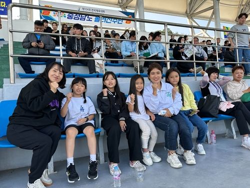 롤러 경기장 찾은 김미미(왼쪽)씨 가족과 일행