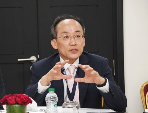 IMF·WB 연차총회 현장에서 기자간담회하는 추경호 부총리 