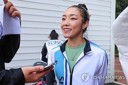 인터뷰하는 김자인