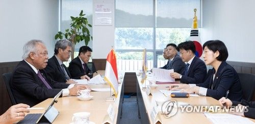 인도네시아 공공사업주택부 장관과 면담하는 한화진 장관