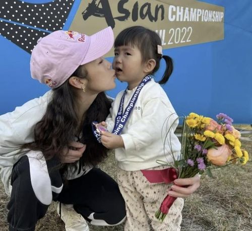 스포츠클라이밍 국가대표 김자인(왼쪽)과 딸 오규아 양