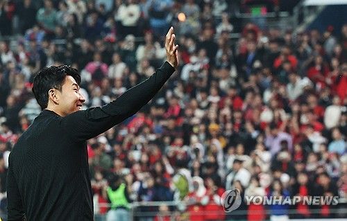 경기장 돌며 인사하는 손흥민