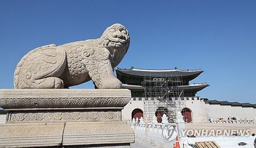 광화문 월대 앞 우뚝 선 해치