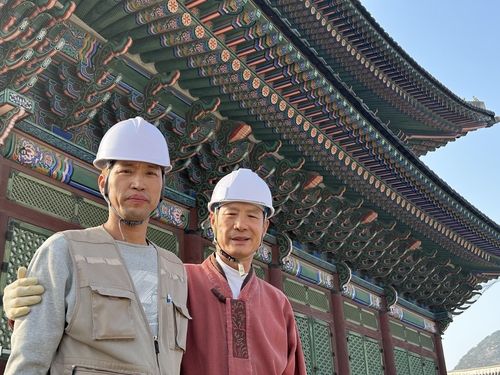 근정전 앞에 선 석장 부자 