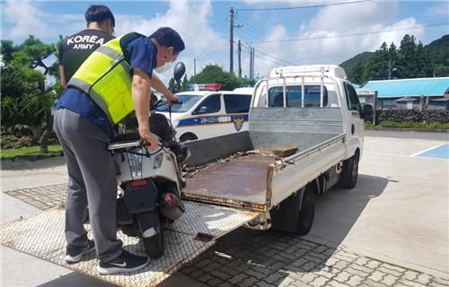 C씨 오토바이를 압수하는 경찰