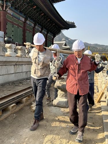 함께 작업하는 부자 