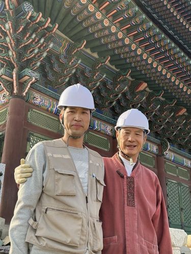 근정전 앞에 선 석장 부자 