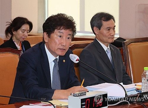 답변하는 박종문 헌법재판소 사무처장