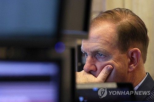 NYSE 입회장에서 일하는 트레이더의 모습