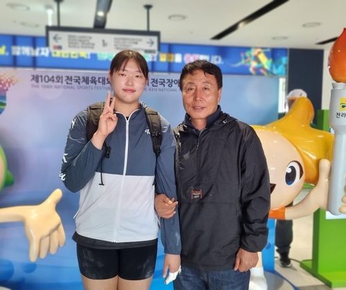 여고생 해머던지기 선수 김태희(왼쪽)와 김영훈 감독