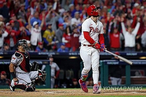 홈런 타구를 바라보는 필라델피아 주포 하퍼 