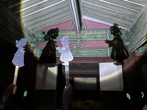 왕릉에서 펼쳐진 그림자 극 