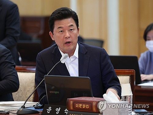 국감서 질의하는 윤영석 의원