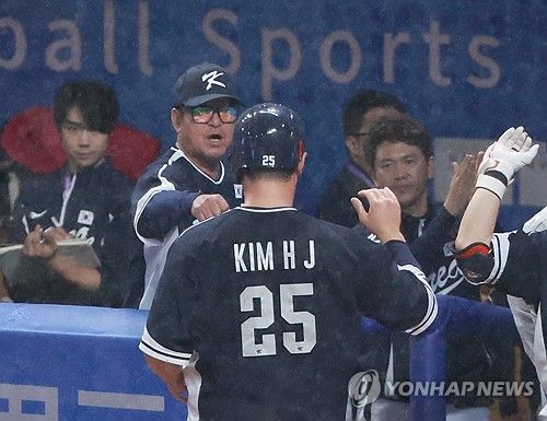 수중전 득점 반기는 류중일 감독