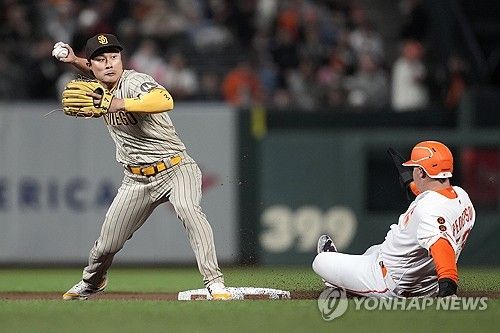 병살 수비하는 김하성 