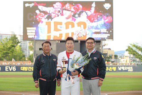 KIA, 1천500타점 수립한 최형우에 황금 배트 선물