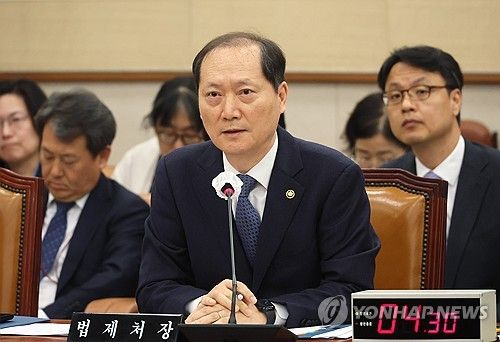 답변하는 이완규 법제처장