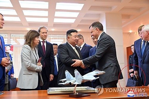 '백두혈통'의 고가품 사랑…김정은은 스위스시계, 김여정은 디올 가방