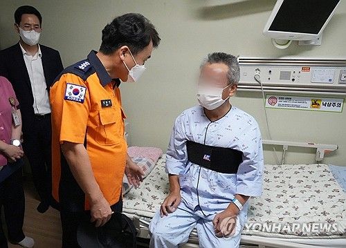 부산 목욕탕 화재로 입원 중인 소방관 위로하는 남화영 청장