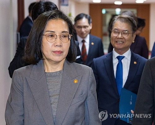 국무회의 향하는 김현숙 여가부 장관