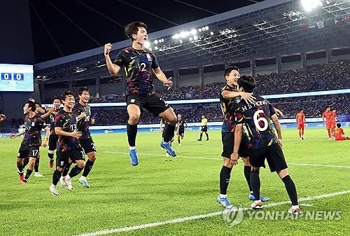 중국 관중 침묵 시키는 홍현석