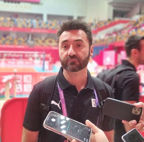 인터뷰하는 세사르 곤살레스 감독