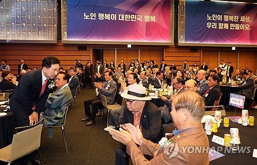 노인의 날 기념식 인사하는 김기현 대표