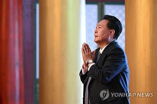 구인사 대조사전에서 합장하는 윤석열 대통령