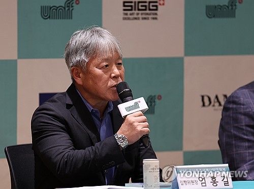 발언하는 엄홍길 집행위원장