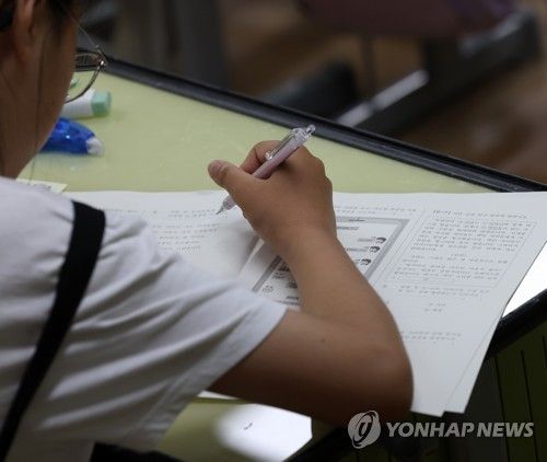 시험 치는 아이들