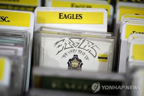 음반 가게에 진열된 CD 모습