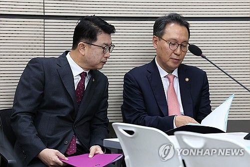 자료 살피는 장상윤 교육부 차관과 박민수 복지부 2차관