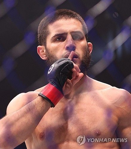 승리를 자축하는 마카체프