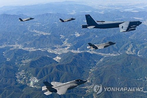 한반도 상공 가르는 B-52H 전략폭격기와 F-35A 전투기
