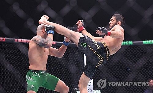 이슬람 마카체프(오른쪽)의 헤드킥에 적중당한 알렉산더 볼카노프스키