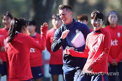 선수들과 인사하는 콜린 벨 감독