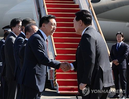 윤석열 대통령과 인사하는 김기현 대표
