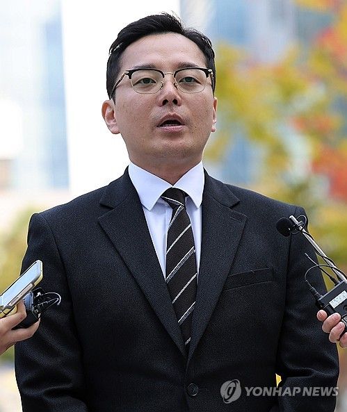 질문에 답하는 '이재명 부인 법카' 의혹 제보자 조명현 씨