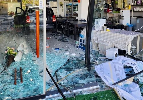 식당으로 돌진한 차량