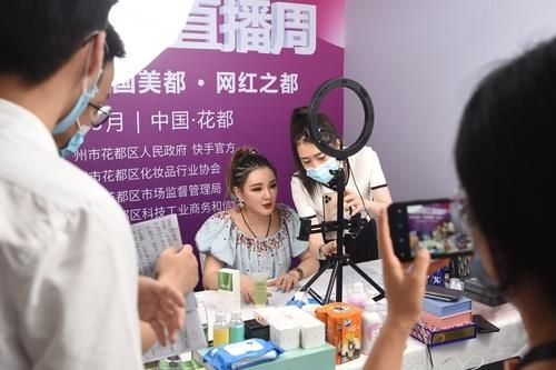 라이브 커머스 진행하는 중국 왕훙