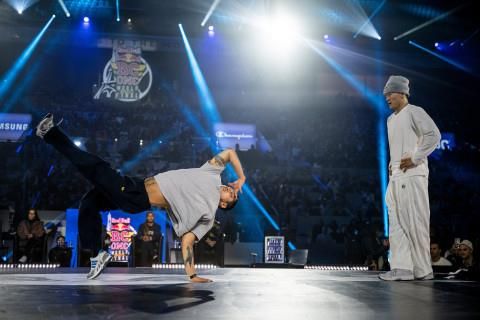 춤을 추는 김홍열(왼쪽)과 이를 지켜보는 필 위자드(오른쪽)