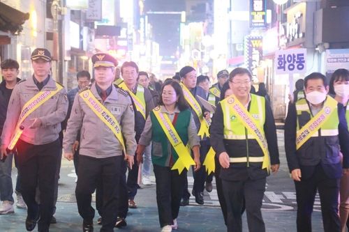 건대 맛의 거리서 불법 전단지 살포 5명 입건