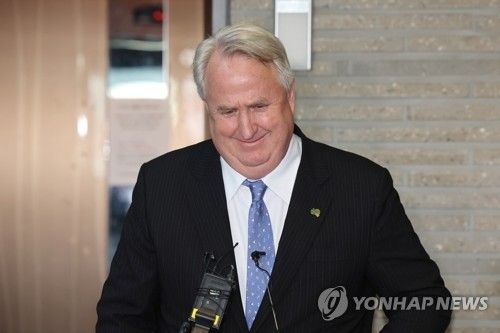 취재진 질문 듣는 인요한 교수