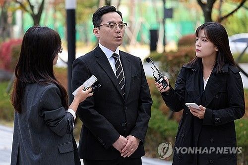 질문에 답하는 '이재명 부인 법카' 의혹 제보자 조명현 씨